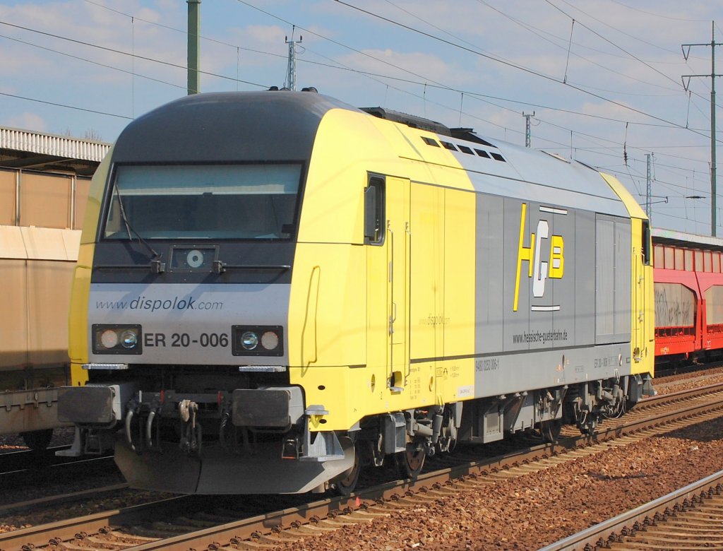 DIE MRCE-Dispolok ER 20-006 (92 80 1223 006-8 D-DISPO, Bj. 2004) war zeitweise siehe Logo in Diensten der Fa. HGB, 24.04.08 Bhf. Flughafen Berlin-Sch�nefeld.