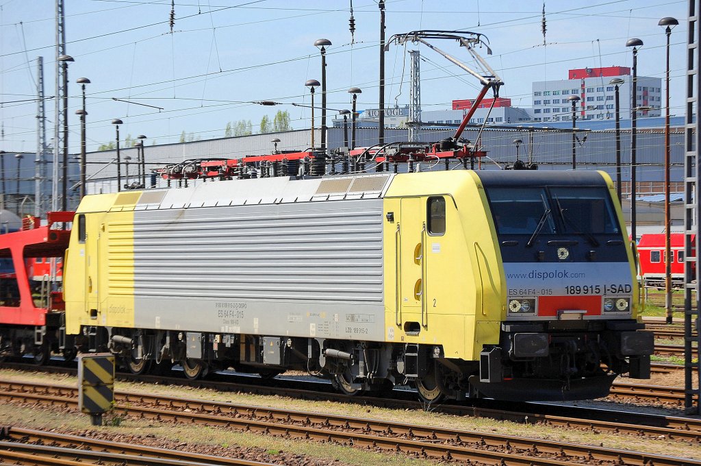 Die MRCE-Dispolok  ES 64 F4-015 I-SAD (91 80 6189 915-2-D-DISPO) von DB Autozug angemietet steht mit DB Autozugwagengarnitur abfahrbereit auf dem Rangiergel�nde des Bhf. Berlin-Lichtenberg, 27.04.12 