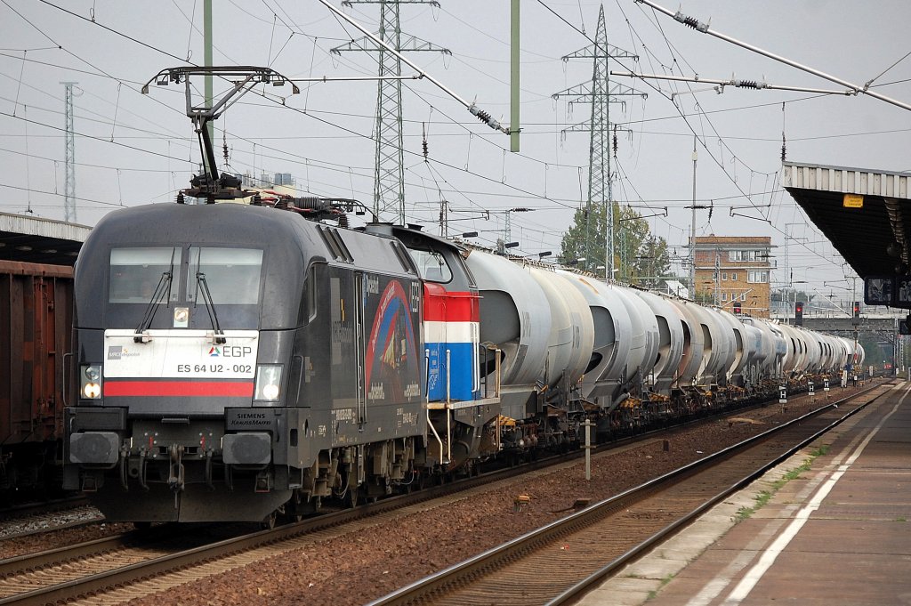 Die MRCE Lok der EGP die ES 64 U2-002 hat die 212 279-4 und einen Ganzzug Zementstaubsilowagen am Haken, 06.10.10 Bhf. Berlin-Sch�nefeld Flughafen. 