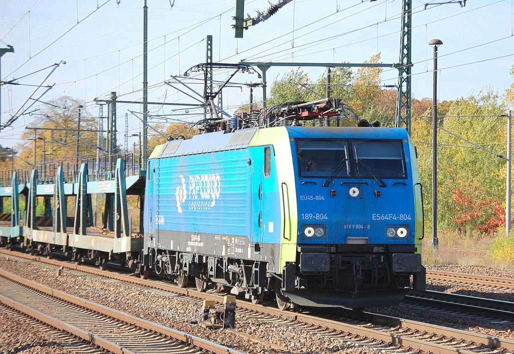 Die MRCE Mietlok ES64F4-804/189-804 EU45-804 der PKP Cargo mit Leerzug PKW Transportwageneinheiten am 17.10.12 Durchfahrt Bhf. Flughafen Berlin-Sch�nefeld.