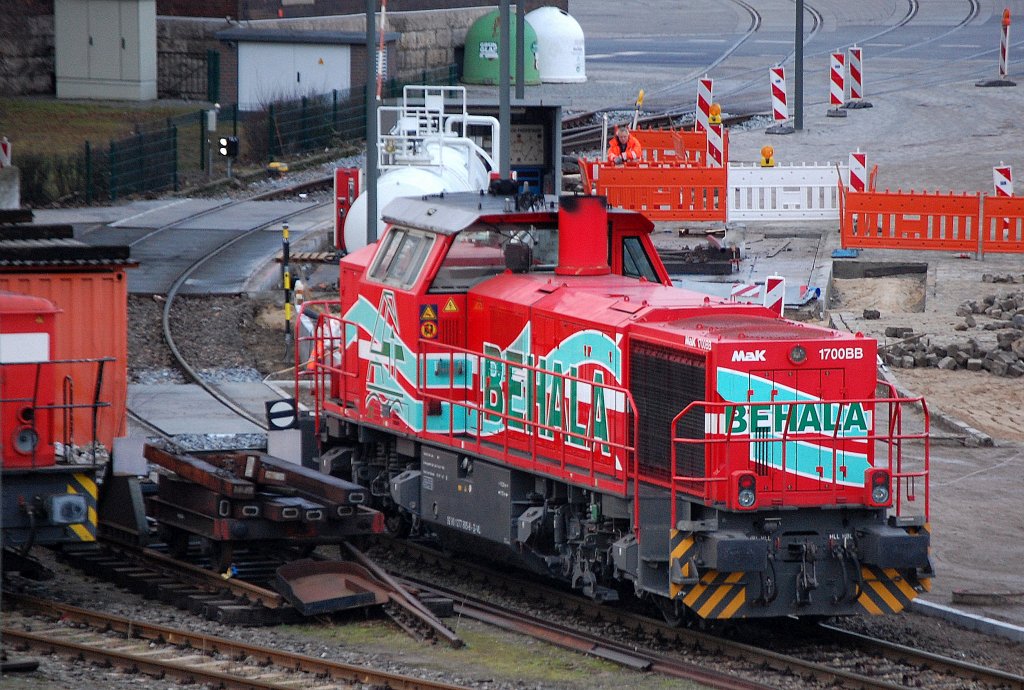 Die neue Leasinglok der BEHALA Nr.21 (92 80 1277 805-8 D-VL) hat jetzt auf rotem Untergrung das gr�nwei�e Firmenlogo der BEHALA erhalten, nicht sch�n aber zweckm��ig, 21.12.11 Berlin-Westhafen. 