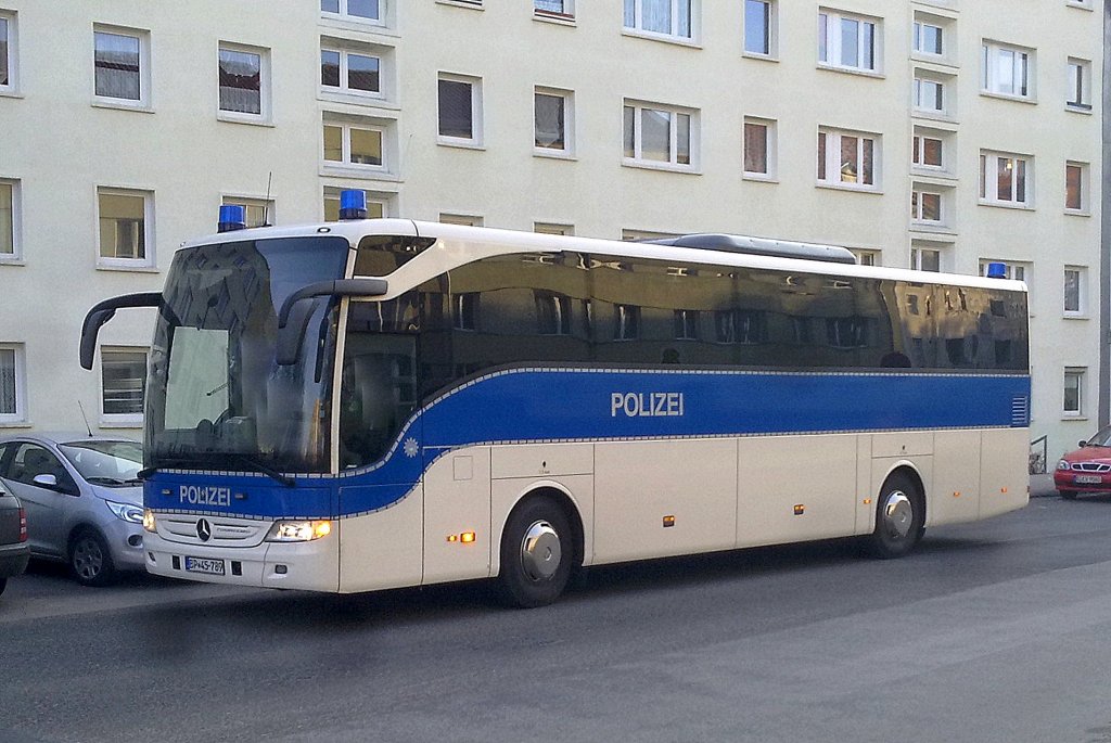 Die neueste Generation von Mannschaftskraftwagen (Mkw) der Bundespolizei in Form eines MB TOURISMO Reisebusses am 24.02.11 Berlin-Pankow.