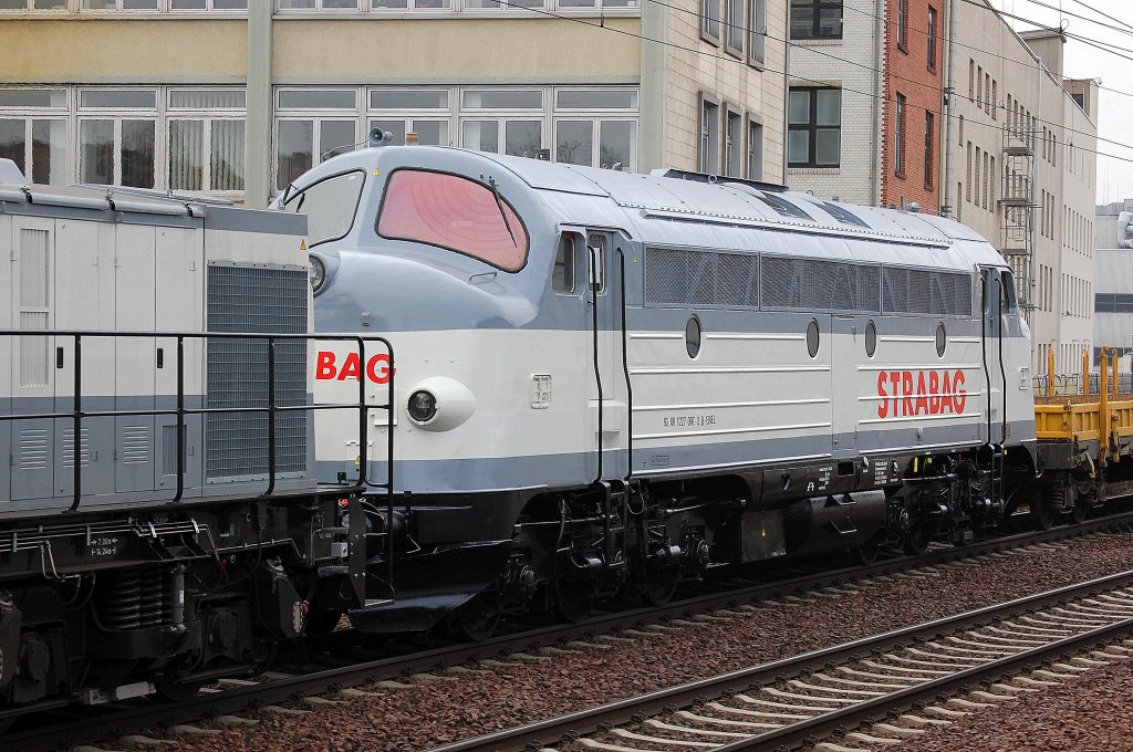 Die Nohab 1147 von STRABAG (92 80 1227 007-2 D-EIVEL, Nohab Bj.1964 gezogen von 203 166 am 28.02.13 Berlin-Wedding.