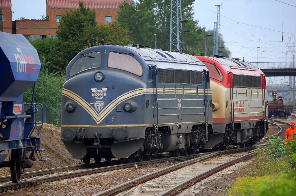 Die NOHAB Loks 1147 (92 80 1227 007-2 D-EIVEL) + 1149 (92 80 1227 008-0 D-EIVEL) fahren zum Ankuppeln an den Leerzug Sch�ttgutwagen heran, 18.08.10 Bhf. Flughafen Berlin-Sch�nefeld.