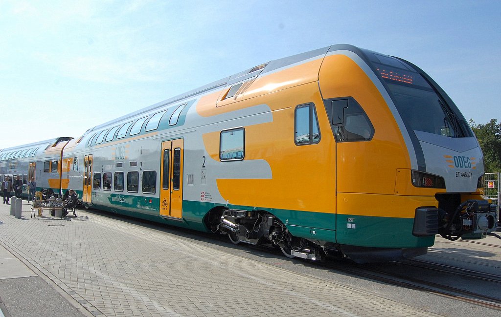 Die ODEG hat extra f�r den brandenburger Regionalbereich (VBB) eine eigene Doppelstock-Triewagenzugvariante vom Typ KISS beim Hersteller Stadler bestellt, der ODEG-KISS ET 445.102 hier bei der Inno Trans Berlin, 18.09.12