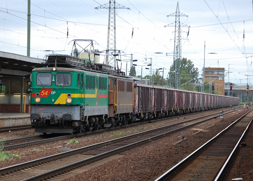 Die Oldtimerflotte der Deutschen Privatbahn GmbH mit DP 54 (91 80 6142 150-2) + DP 62 (91 80 6142 042-1 D-ENRA) in Traktion mit firmeneigenen offenen G�terwagen bei der Durchfahrt im Bhf. Flughafen Berlin-Sch�nefeld, 15.07.11. 