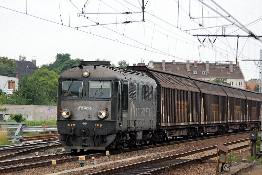 Die polnische ex ST43-R-013 jetzt 252 022-9 (92 80 1252 022-9 D-CTL, ECR Bj.1980) der CTL mit Ganzzug Schiebewandwagen, 27.06.12 Bhf. Berlin-Lichtenberg.