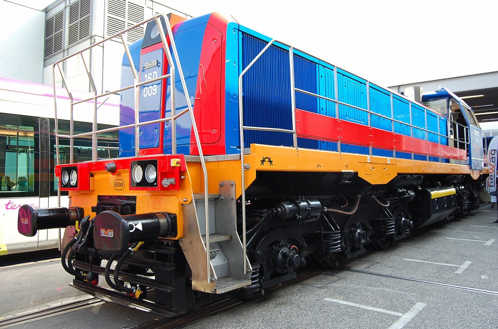 Die polnische Firma newag hat sich in den letzten Jahren einen Namen gemacht bei der Remodernisierung des recht gro�en alten Diesellokbestands in Polen, hier eine gewaltige sechsachsige Diesellok mit der Bezeichnung 16D-009, 18.09.12 Inno Trans Berlin. 