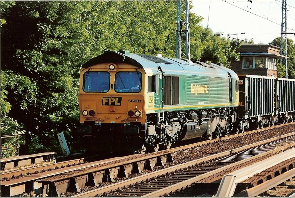 Die polnische FPL 66001 (92 51 3650 000-4 PL-FPL, EMD Bj.2006) am 04.06.08 mit firmeneigenen offenen G�terwagen Richtung Bernau in Berlin-Karow.