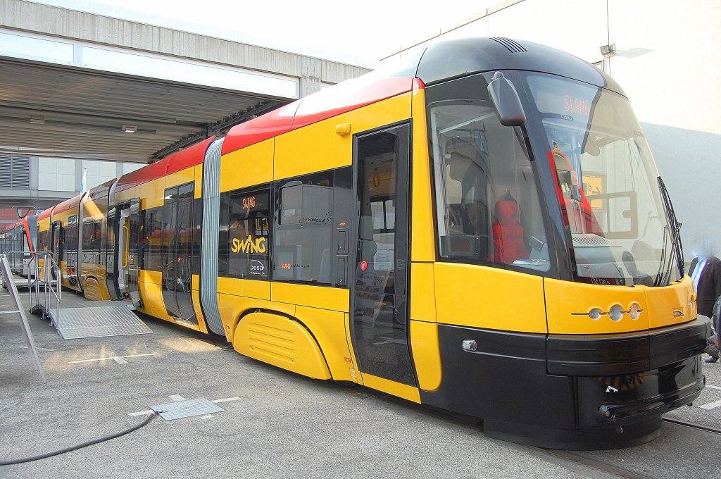 Die polnische Stra�enbahn SWING (Typ 120Na), der neue f�nfteilige Niederflur-Gelenktriebwagen des polnischen Hersteller pesa, in Warschau schon im t�glichen Einsatz, InnoTrans 2010 24.09.10  