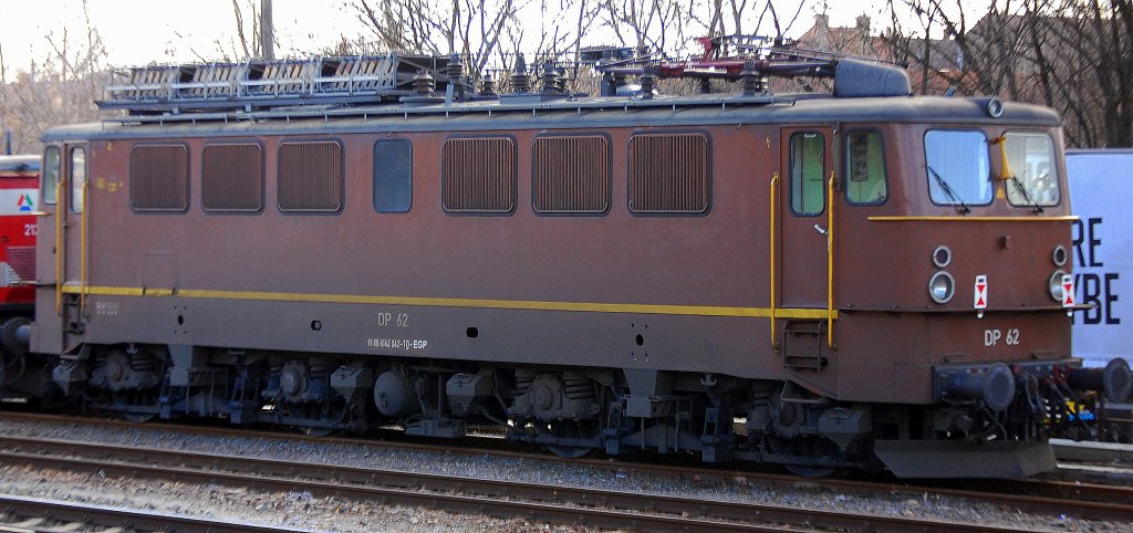 Die Potsdamer Eisenbahngesellschaft liebt die alten Loks aus Ost und West, darum hat sie jetzt auch einige der alten Holzroller der BR 142 von DP angemietet, hier DP 62 (91 80 6142 042-1 D-EGP) gezogen von MRCE Leasinglok ES 64 U2-002 am 20.02.12 Berlin Greifswalder Str.