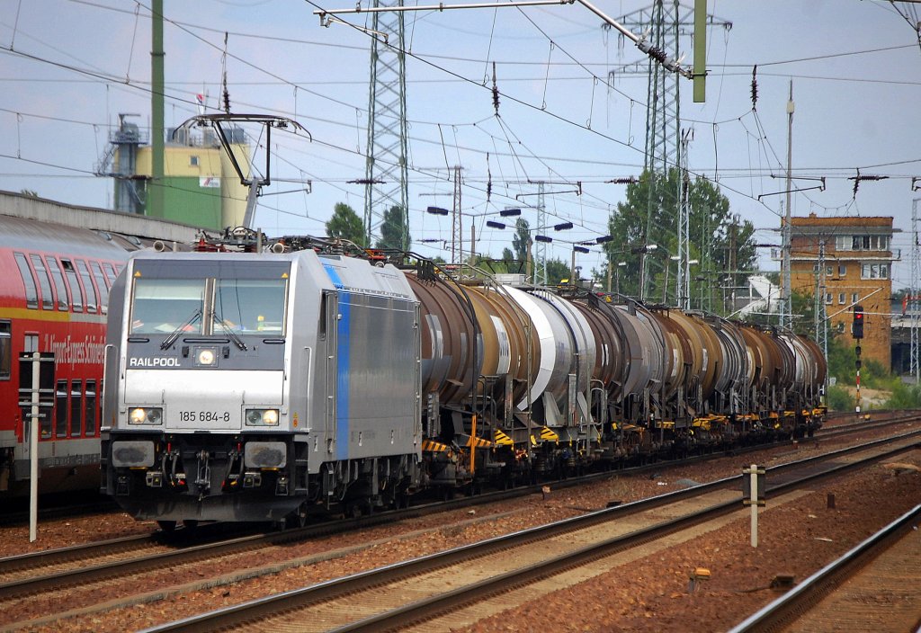 Die Railpool Leasinglok 185 684-8 (91 80 0185 684-8 D-Rpool) f�r RTB t�tig mit Kesselwagenzug bei der Durchfahrt im Bhf. Flughafen Berlin-Sch�nefeld, 05.08.10  
