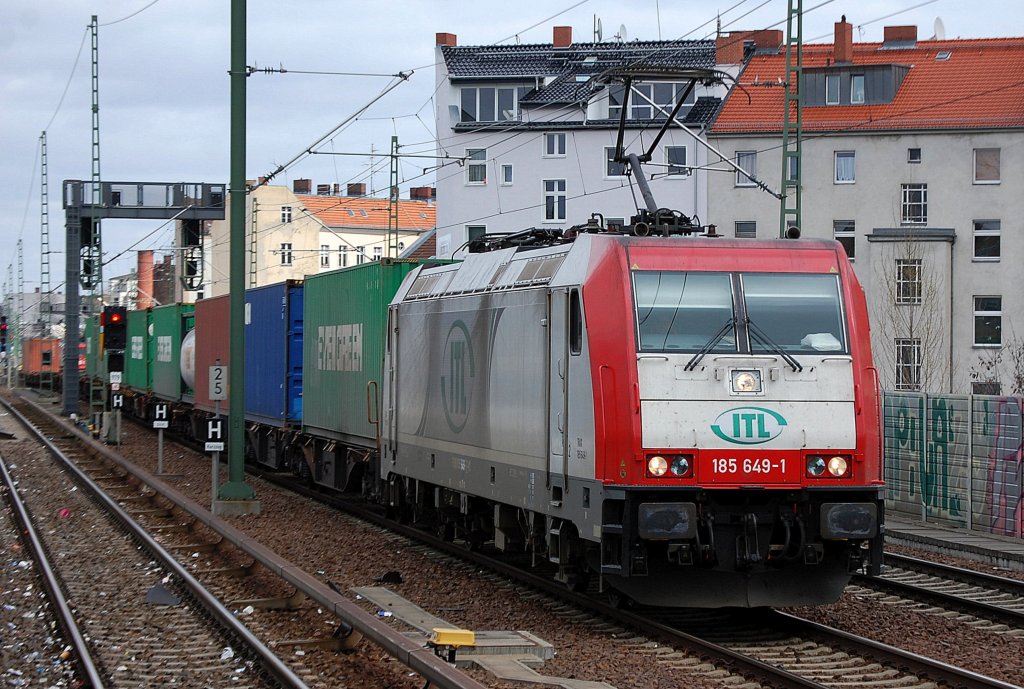Die regelm��ige Containerzugleistung seit einiger Zeit mitten durch die Stadt immer zu Mittagszeit ca. 13:30 von ITL, diesmal mit Leasinglok 185 649-1 (91 80 6185 649-1 D-VC) am 02.04.12 Berlin-Wedding in Richtung Spandau.