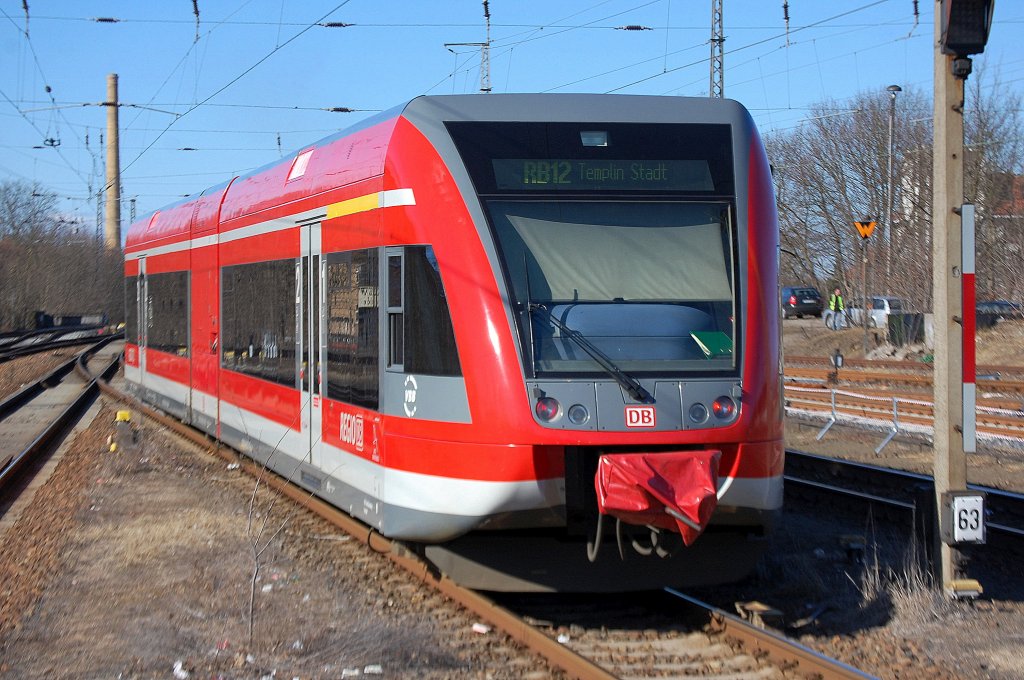 Die Regionallinie RB 12 zwischen Berlin Lichtenberg und Templin Stadt telen sich schon seit ein paar Jahren die DB Regio Brandenburg und die PEG, die PEG hat RegioShuttle im Einsatz und die DB hat ihre Stadler GTW im Einsatz hier bei der Ausfahrt im Bhf. Oranienburg, 19.03.11 