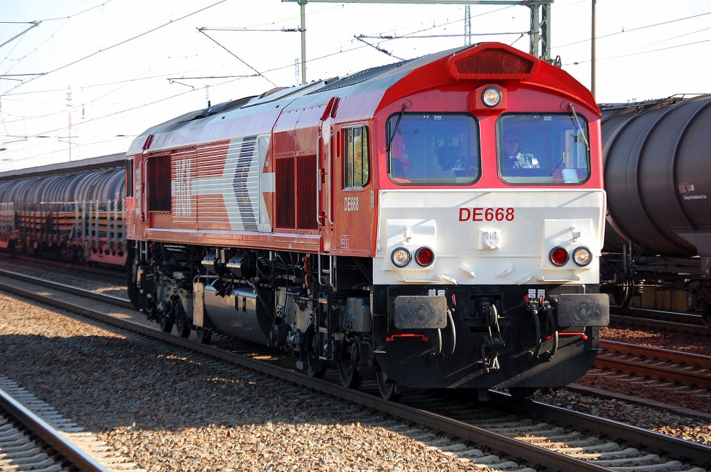 Die relativ frisch lackierte HGK DE668  Klaus Meschede (92 80 1266 068-6 D-HGK) bevor die Winterwitterung den Lack zerst�rt bei einer Leerfahrt durch den Bhf. Flughafen Berlin-Sch�nefeld, 17.10.11 