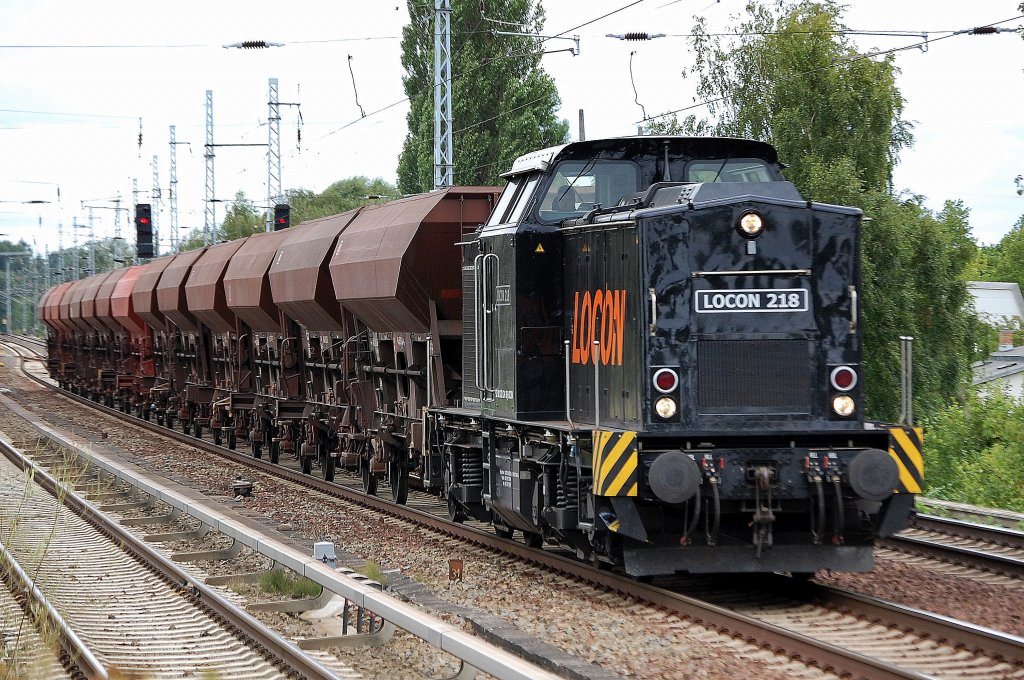 Die in schwarzem Lack von rt&l �bernommene Lok, Neubezeichnung LOCON 218 (92 80 1203 124-3 D-LOCON, Bj.1974)mit Ganzzug Sch�ttgutwagen Richtung Karower Kreuz Berlin, 28.07.09 Berlin-Karow.