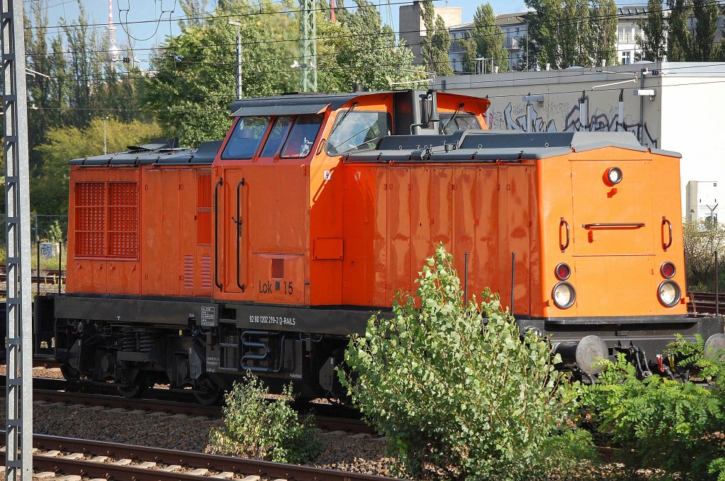 Die sehe ich in Berlin auch das erste Mal, ob sie auch mit der InnoTrans In Verbindung steht, wei� ich nicht genau? Es ist die von der ALSTOM Lokomotiven Service an die Fa. Redler-Service e.K. vermietete Lok Oberweser  15  (92 80 1202 219-2 D-RAILS, LEW Bj.1970), sie hat einen Fahrzeugtransport am Haken mit einem firmeneigenen Abwasserentw�sserungs-LKW am Haken, 17.09.10 Berlin-Beusselstr.