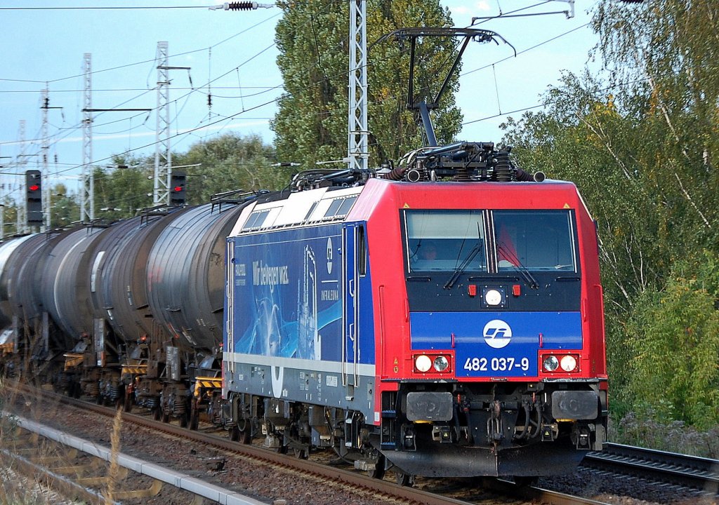 Die sicherlich sch�nste SBB Cargo Mietlok im Moment, Re 482 037-9 von Infra Leuna mit Kesselwagenzug am 27.09.12 Berlin-Karow. Es w�re sch�n wenn andere Mietfirmen �hnliches mit Ihren angemieteten Loks t�ten. 