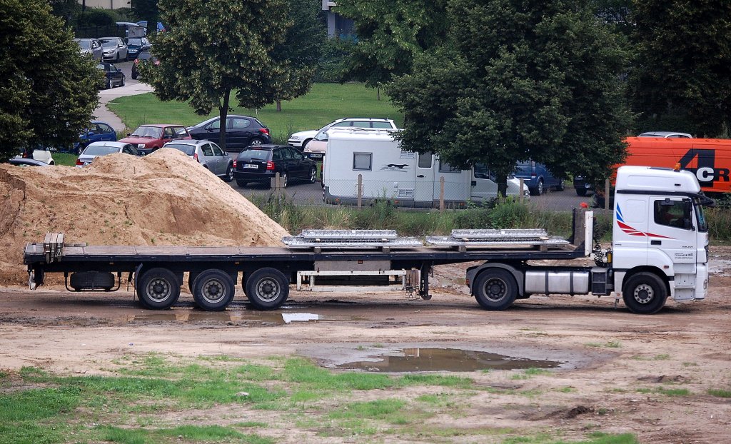 Die Sped. FRIEHELM BUB mit einem MB ACTROS 1840 mit langem Flachauflieger mit Betonfertigteilen, 03.07.12 Berlin-Pankow.