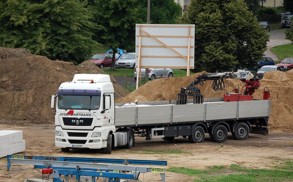 Die Sped. JOSEF HARTMANN GmbH & CoKG mit einem Baustoffsattelzug MAN TGS ? mit Pritschenauflieger und mobilen Kranaufsatz, 03.07.12 Berlin Pankow.