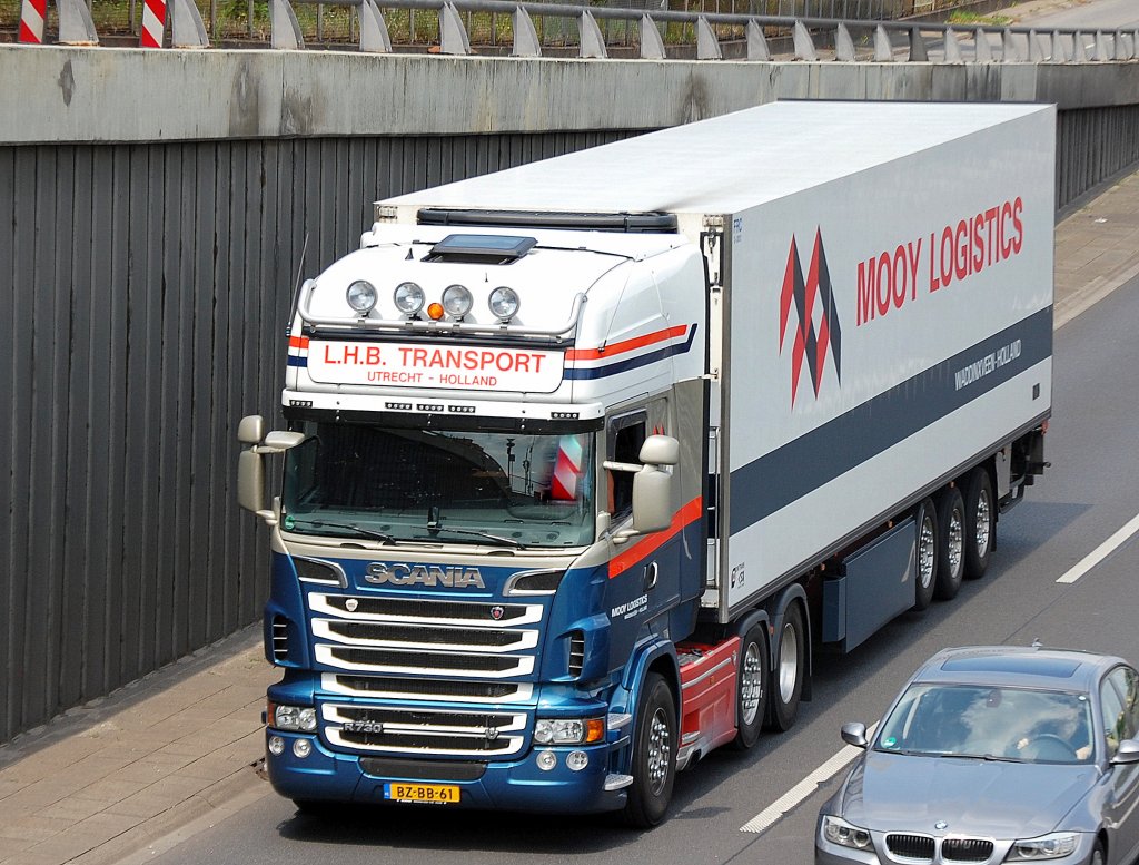 Die st�rkste und modernste serienm��ige Zugmaschine auf dem europ�ischen LKW Markt ist der seit letztem Jahr auf dem Markt befindliche SCANIA V8 R730 PS, hier ein Sattelzug der h�ll�ndischen Firma L.H.B. TRANSPORT/MOOY LOGISTICS mit der beeiondruckenden Zugmaschine, 12.07.11 Berliner Stadtautobahn H�he Knobelsdorffstr.
