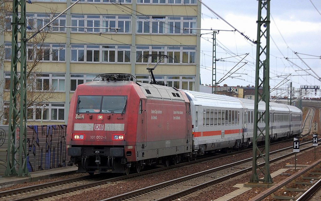 Die t�gliche Mittagsfahrt der Berlin-Warschau-Express Wagengarnitur Richtung Berlin-Lichtenberg diesmal mit 101 002-4 am 02.04.12 Berlin-Wedding.