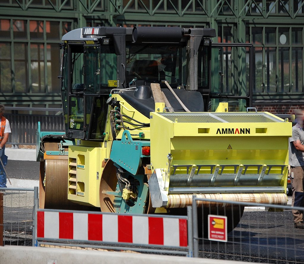 Die Tandemwalze AMMANN AV 95-2 am 15.07.09 beim Walzen der neuen Teilbr�cke Spandauer Damm Berlin.