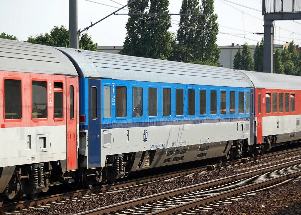 Die tschechische Bahn CD will wohl verst�rkt ihre Intercity-Personenwagenflotte in blau umtauschen, daher kann man seit l�ngerem in den EC-Z�gen aus Prag einige blaue Wagen in den sonst �blich orangen Z�gen bewundern, hier ein 2.Klasse Personenwagen vom Typ Bmz 241 eingestellt mit der Nr. CZ-CD 73 54 21-91 001-0 Bmz 241 im EC 378 Richtung Ostseebad Binz, 02.07.10 Berlin-Pankow.   