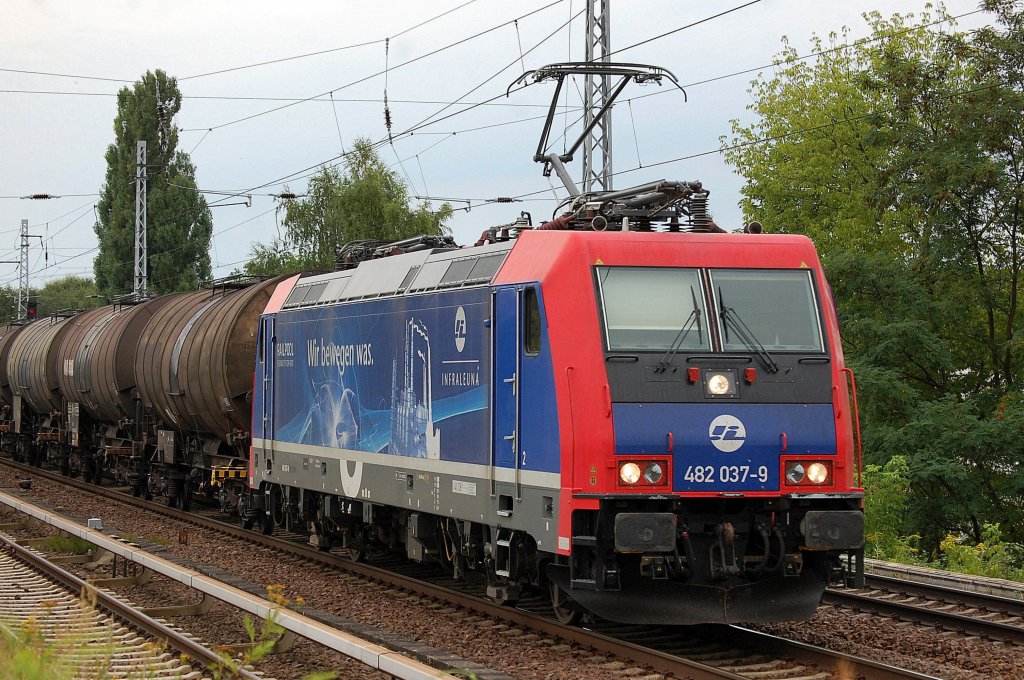 Die �ber Railpool weitervermietete Re 482 037-9 InfraLeuna Lok mit Kesselwagenzug am 06.08.13 Berlin-Karow.