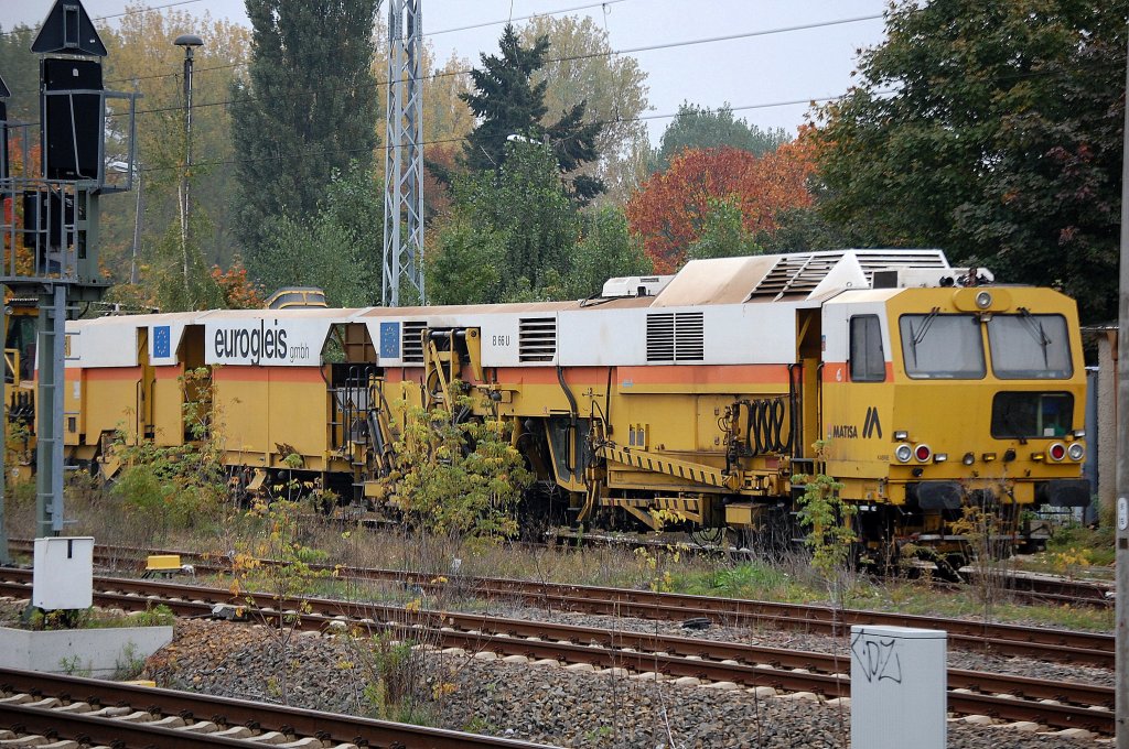 Die Universalgleisstopfmaschine  Dresden  MATISA B 66 U (97 43 39 501 17-9) der Fa. eurogleis GmbH, 11.10.10 Berlin-Blankenburg.