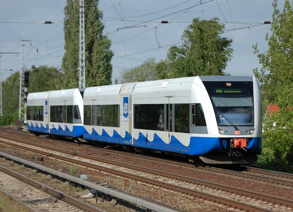 Die Usedomer B�derbahn ein Tochterunternehmen der DB hat mehere GTW 2/6 von Stadler im Einsatz seit ca. 2000, hier ein Doppelgespann Richtung Karower Kreuz Berlin zu Wartungsarbeiten, 06.05.09.
