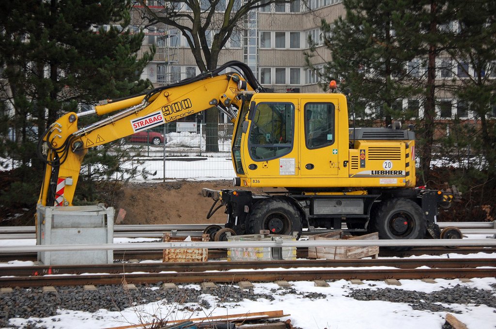 Die Weiterf�hrung der S-Bahn am Bhf. Flughafen Berlin-Sch�nefeld ist inzwischen weit fortgeschritten, im Bild ein Zweiwegebagger LIEBHERR Litronic 900 der Baufirma STRABAG vor Ort am 08.01.11