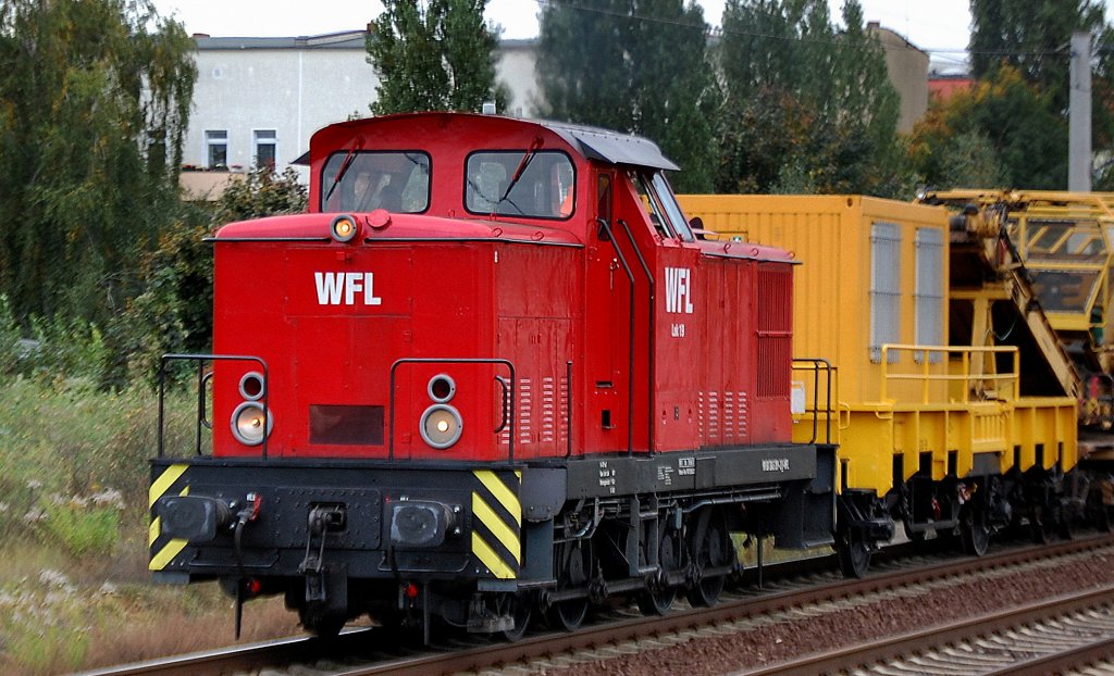 Die WFL Lok 19 (98 80 3345 289-3 D-WFL, LEW Bj.1976) zog am 08.10.12 einen Gleisarbeitszug der Fa. JumboTec zur Schotterreinigung, Berlin-Pankow. 