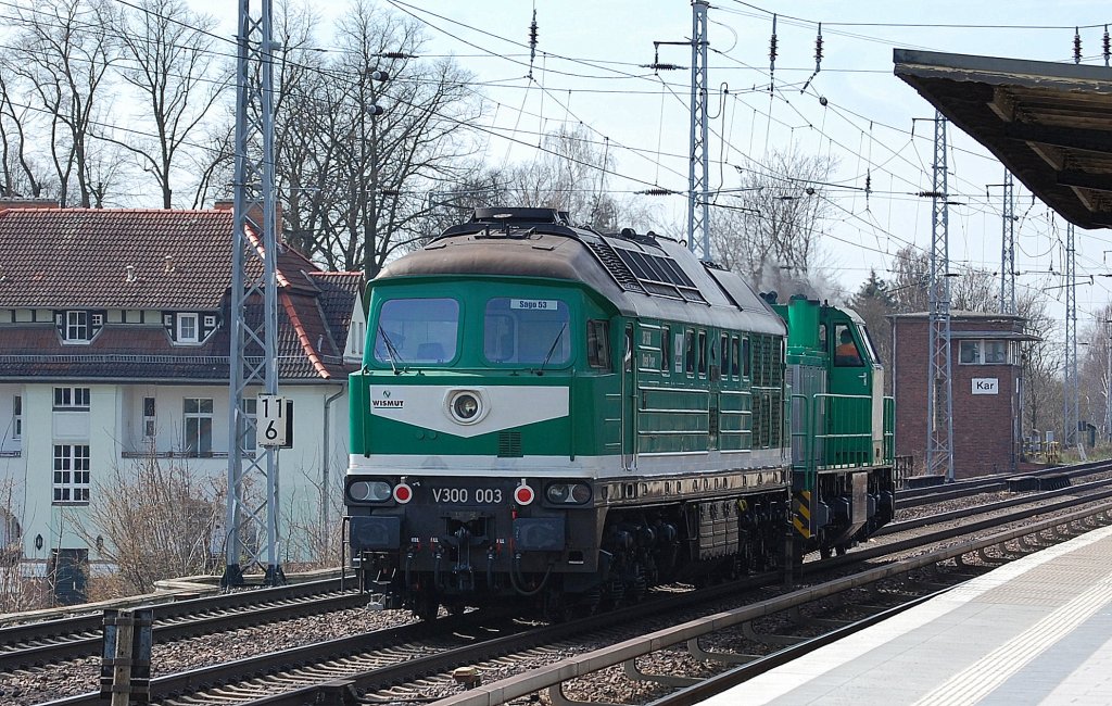 Die Wismut Werklok V300 003  Saga 53  (ex DB 232 684) am Haken einer Mak G 1206 am 18.04.13 Berlin-Karow. 