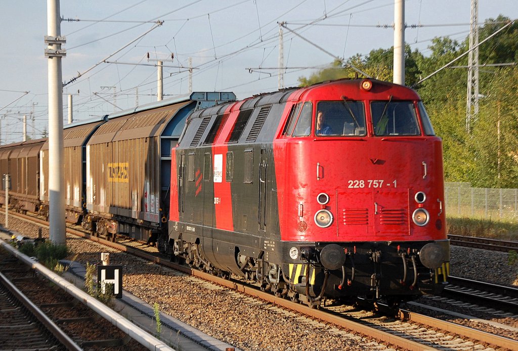 Die wundersch�ne EBS Lok 228 757-1 (92 80 1228 757-1 D-EBS, LKM Bj.1969) mit Ganzzug Schiebewandwagen am 28.07.11 Richtung Berliner Innenstadt, Berlin-Blankenburg. 