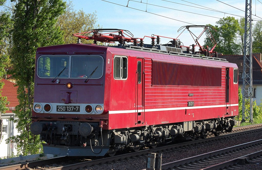 Die wundersch�ne LEG Lok 250 137-7 (91 80 6155 137-3 D-LEG, LEW Bj.1981) Richtung Bernau, 15.05.13 Berlin-Karow.