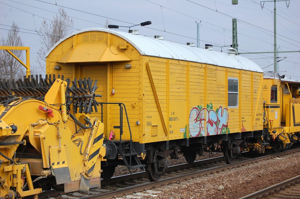 Dienstwagen(Wekzeug- und Ger�tewagen) der DB Bahnbau-Gruppe eingestellt mit der Nr. D-DB 0801411017-0 Gos HG 100 Bf. K�nigsborn in einem Gleisbauzug am 20.03.12 Bhf. Flughafen Berlin-Sch�nefeld. 