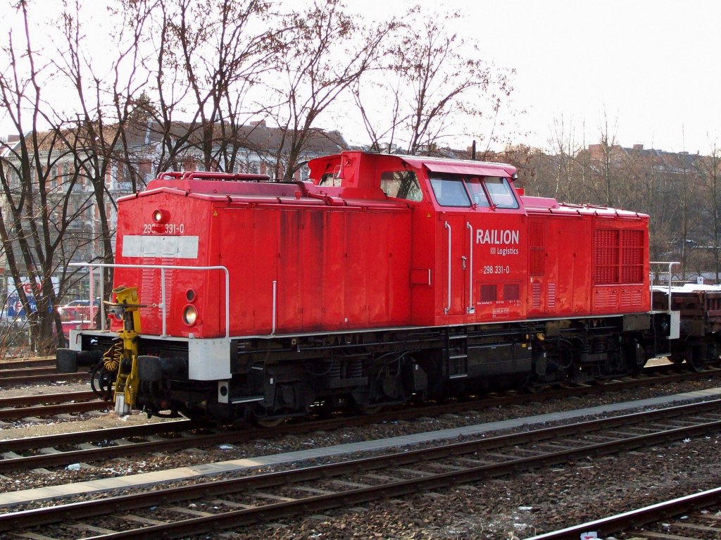 Diese 298&acute;er war im Winter 2008 Gbf. Berlin-Neuk�lln mit einem Bauzug Drehgestellflachawgen mit altem Gleisschotter unterwegs, es ist die 298 331-0 (98 80 3298 331-0, Bj.1983).