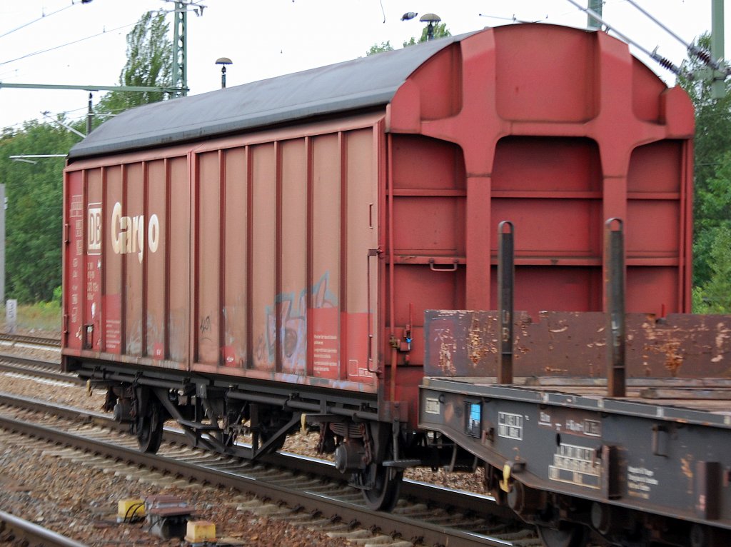 Diese Art von Schiebewandwagen der DB sieht man eher etwas seltener inzwischen, es ist ein Hbillns 303 mit zwei Rads�tzen und sechs verriegelbaren Trennw�nden, 18.08.10 Bhf. Flughafen Berlin-Sch�nefeld. 