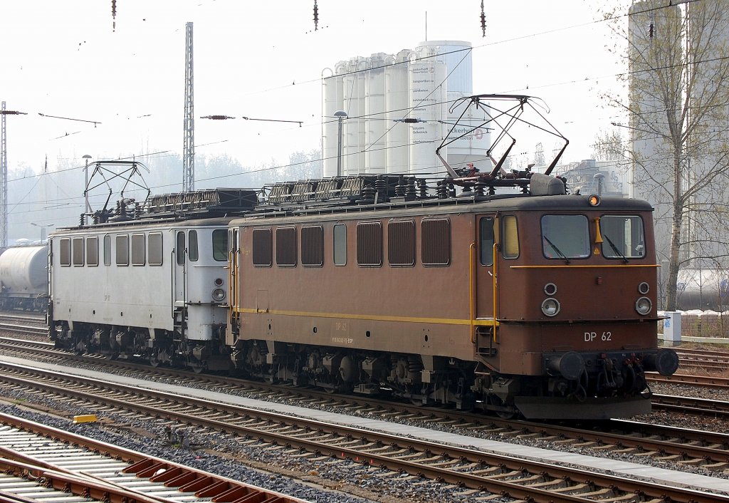 Diese Doppeltraktion EGP 142�r hat gerade einen Zementstaubsilozug zum Zementwerk Berlin Greifswalder Str. gebracht und ist gerade beim Umsetzen, es sind DP 62 (91 80 6142 042-1 D-EGP) + DP 57 (91 80 6142 126-2 D-EGP) am 28.03.12