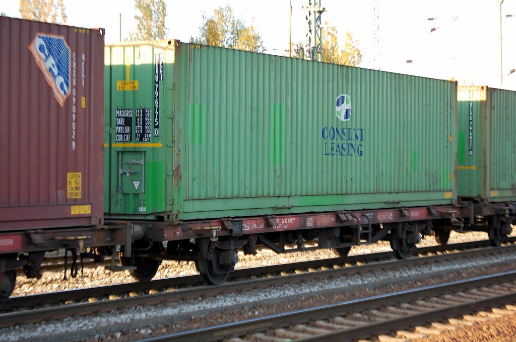 Diese einzelnen Containertragwagen vom Typ Lgns 581 geh�ren der DB Tochtergesellschaft DB Intermodal Services GmbH, hier der Wagen 25 RIV 80 D-BTSK 4432 9756-7 Lgns 581, 13.10.10 Bhf. Berlin-Sch�nefweld Flughafen.