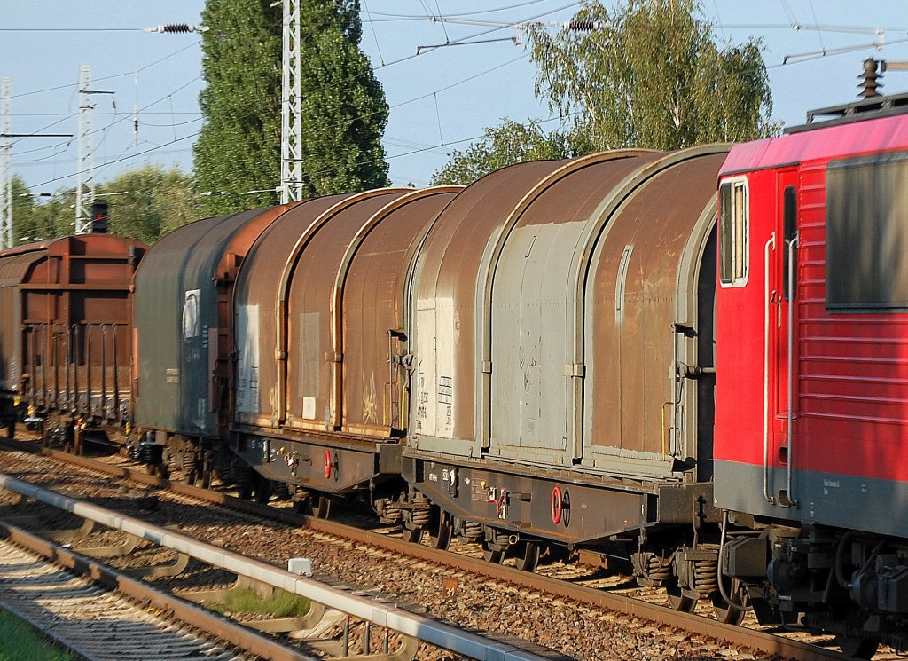 Diese interessanten Teleskophaubenwagen (Coiltransporte) mit dieser eher haubenf�rmigen �berdachung sind in der Slowakei eingestellt, 20.08.10 Berlin-Karow.  