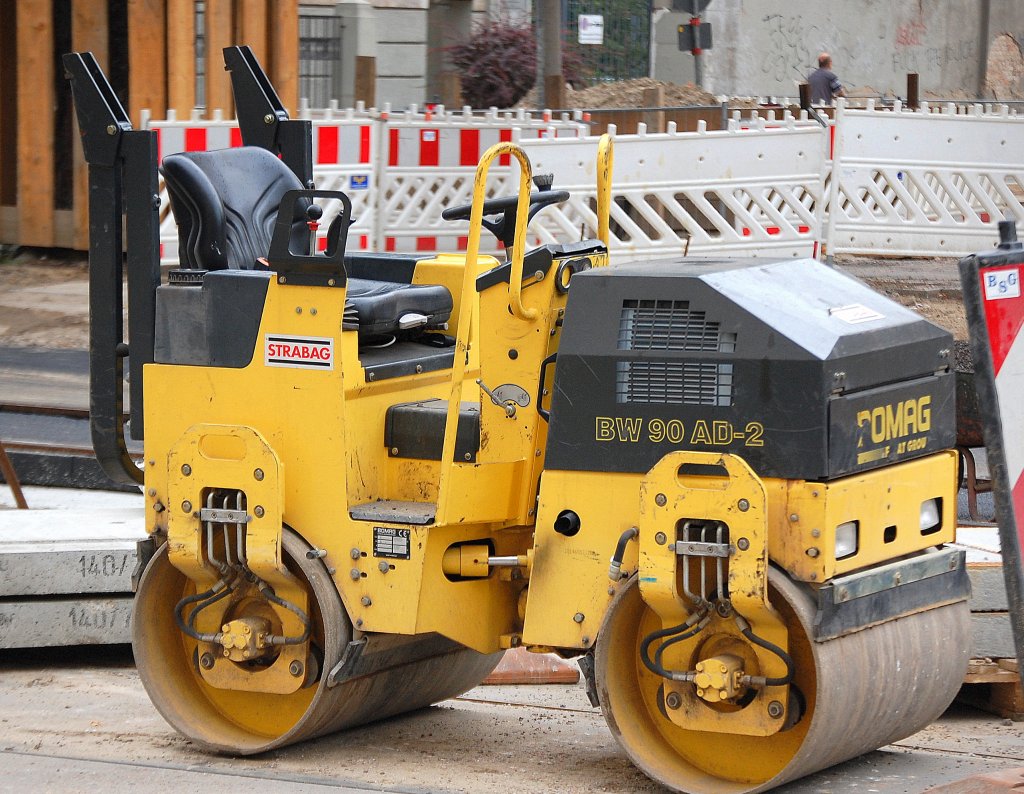Diese kleine Tandemwalze BOMAG Typ BW 90 AD-2 der Baufirma STRABAG ist Berliner Str. Berlin-Pankow am 11.08.10 im Einsatz.