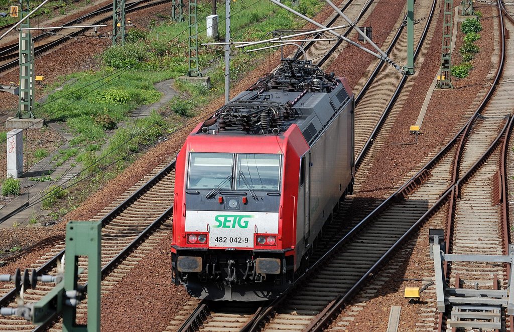 Diese Lok, eine SBB Cargo Mietlok wurde an Railpool vermietet und an SETG weiter vermietet, es ist die Re 482 042-9 mit SETG Frontlogo und silbernen Seitenw�nden, 27.05.13 Richtung Berlin Spandau unterhalb der Putlitzbr�cke.