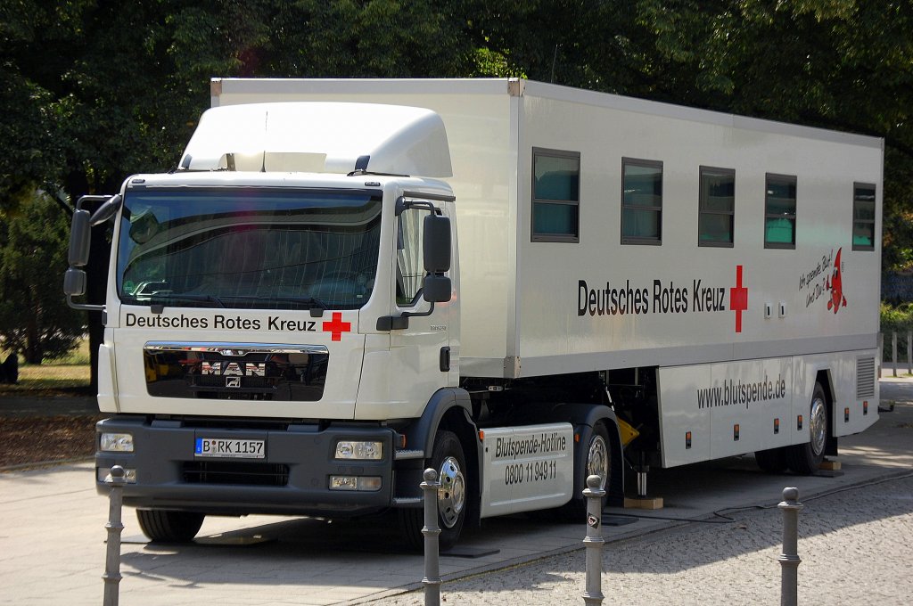 Diese MAN TGM 15.250 Zugmaschine mit dem Spezialkabinenauflieger ist vom DRK Blutspendedienst Berlin und f�hrt die Berliner Bezirke ab mit jeweils mehrt�gigen Aufenthalten, 07.08.09 Berlin-Alexanderplatz.
