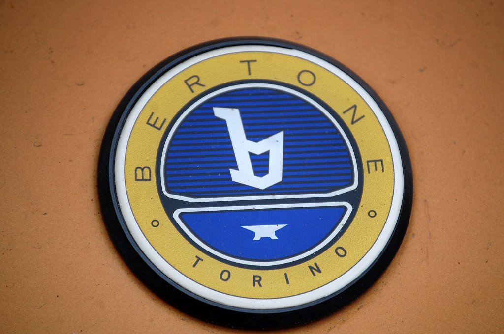 Diese PKW Frontlogo ist eine Besonderheit die man nur auf dem kleinen FIAT X1/9 Sportwagen zu sehen bekommt, da der Wagen der von 1972-1988 gebaut wurde von der ber�hmten Carrozeria Bertone aus Turin konzipiert wurde tr�gt er auch deren Logo obwohl er mit Fiattechnik als Fiat verkauft wurde, 14.05.13 Berlin-Pankow.