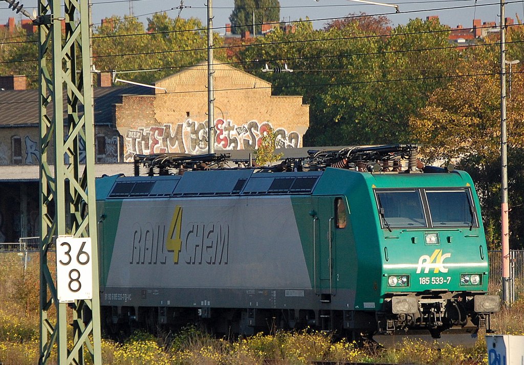Diese R4C  185�r sehe zumindestens ich das erste Mal, es ist die 185 533-7 (91 80 6185 533-7 D-VC, Bombardier Bj.2004) die heute am alten Gbf. Berlin-Moabit abgestellt war um wahrscheinlich am n�chsten Tag einen Kesselwagenzug vom Berliner Westhafen zu �bernehmen, 18.10.10