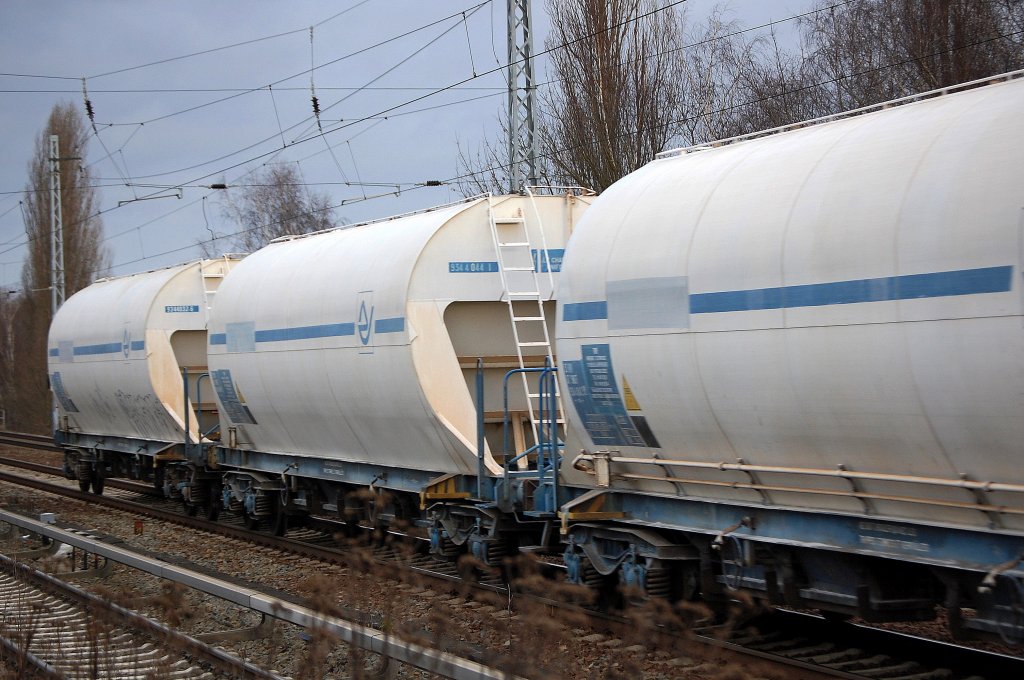 Diese Silowagen f�r Staubguttransporte stammen auch aus Frankreich, Lichtverh�ltnisse und Schnelligkeit des Zuges lie�en mich leider nicht mehr Informationen entlocken, 22.10.08 Berlin-Karow.