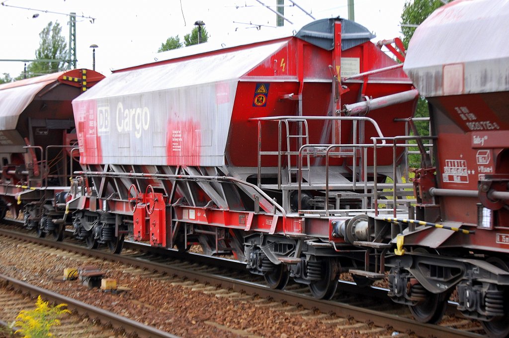 Diese typischen gedeckten Sch�ttgutwagen (h�ufig wei� eingestaubt von Kalisalzen) vom Typ Taoos-y 894 haben vier Rads�tze, eine schlagartige Schwerkraft-Mittenentladung und einen mechanischen Klappenverschluss, im Bild der Wagen mit der Nr. 31 RIV 80 D-DB 0695 198-8 Taoos-y 894, 18.08.10 Bhf. Flughafen Berlin-Sch�nefeld.