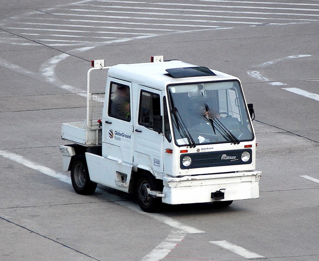 Diese universellen Fahrzeuge kommen sogar auf Flugh�fen zum Einsatz, ein multicar Champion (Schleppfahrzeug)der Fa. GlobeGround Berlin, 31.07.09 Flughafen Berlin-Tegel.